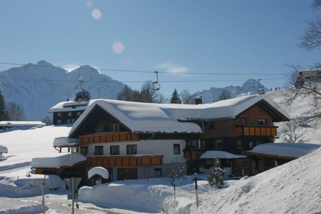 Hausbild im Winter Zufahrt