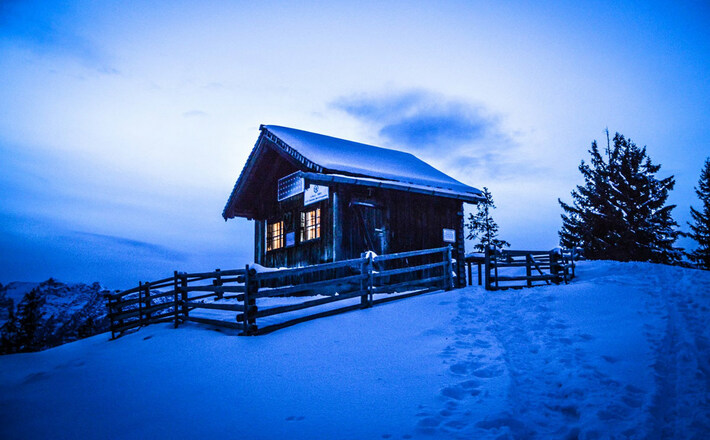 Ein Winterabend an der Bezoldhütte auf dem Toten Mann