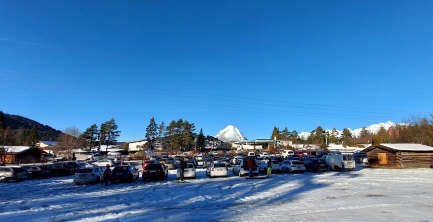 Gratis-Parkplatz für Tourengeher*innen ca. 400 m vor der Talstation. Direkt bei der Talstation ist das Parken für Tourengeher*innen verboten.