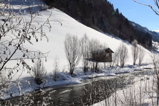 Wandern entlang der Ache