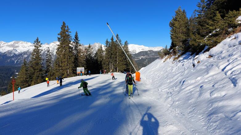 An der Kreuzung: Hinten links geht es zur Reitherjoch Alm (Nr. 7).