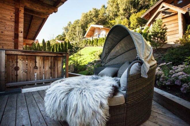 Außenliege lädt zum Entspannen ein