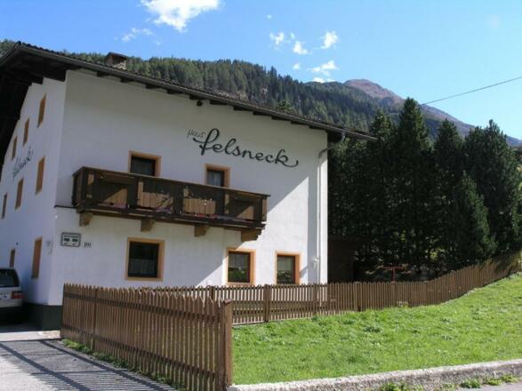 Haus Felsneck im Sommer