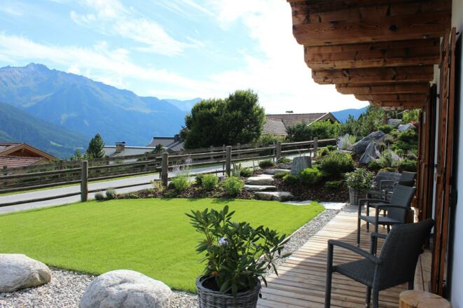 Liegewiese vorm Haus