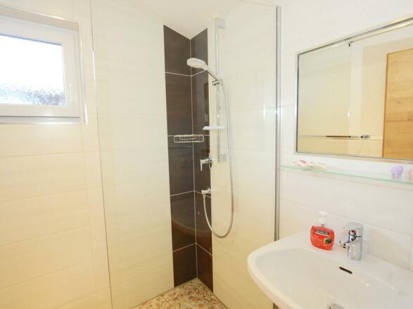 Dusche mit Waschbecken