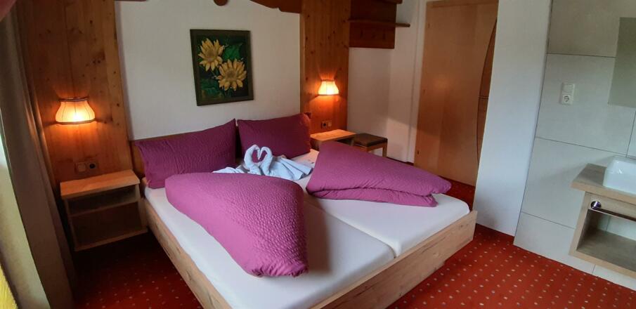 Doppelzimmer mit Waschbecken und Balkon