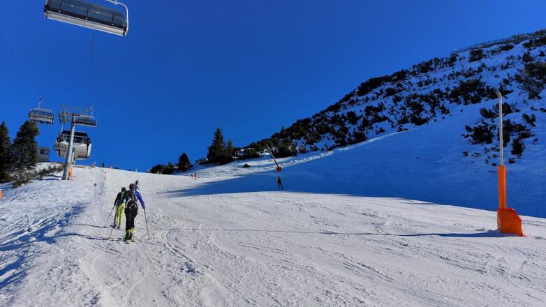 ... Bergstation. Oben rechts geht's weiter zur Bergstation der Härmelekopfbahn.