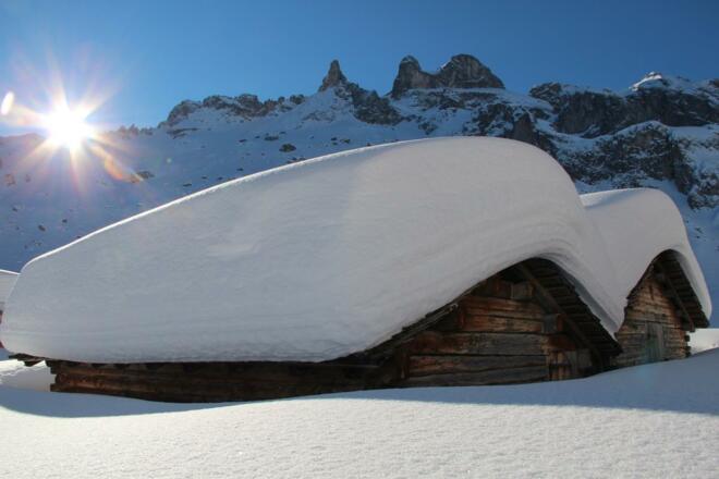 Verschneite_Huette_mit_Blick_auf_3_Tuerme_c_Silvia