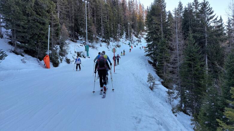 Die lange Querung auf der nun deutlich schmaleren Piste erfordert Disziplin: ganz rechts und hintereinander aufsteigen!