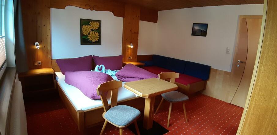 Dreibettzimmer mit Waschbecken und Balkon