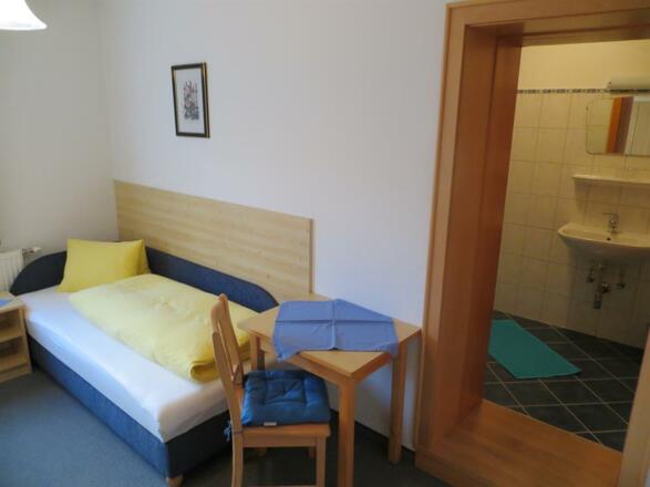 Schlafraum mit Badezimmer