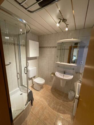 Badezimmer mit Dusche/WC