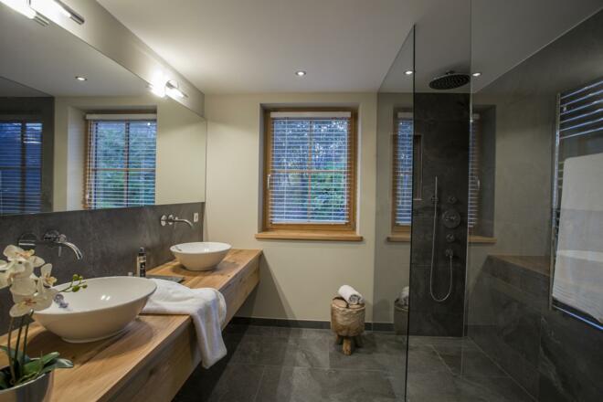 Badezimmer mit Regendusche