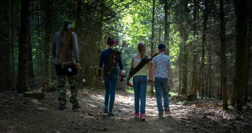 Auf dem Weg zum Bogenschießen im Bogenpark in Hohenkammer