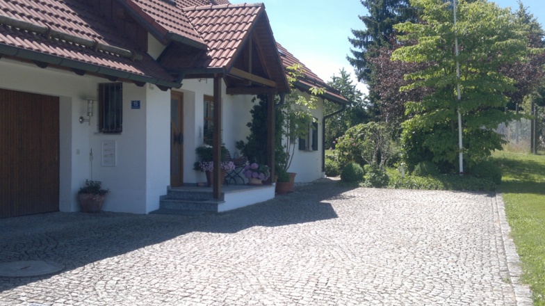 Hof mit 2 Stellplätzen