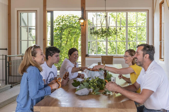 Ausklang der Hopfenführung bei Brotzeit und Bier©Landratsamt Freising_Peter von Felbert