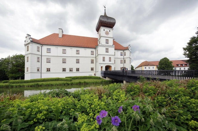 Außenansicht von Schloss Hohenkammer mit Zugang über die Brücke