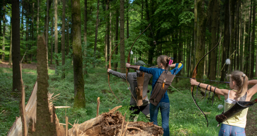 Gruppe beim Bogenschießen im Bogenpark Hohenkammer