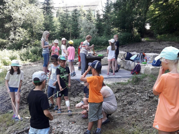 Beim Grillen von Stockbrot©Hörlhof_Fischer