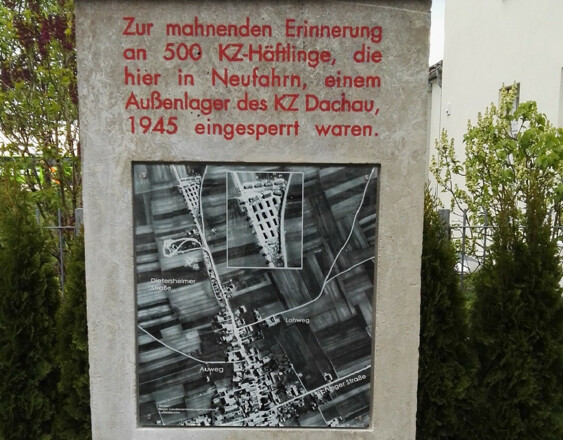 Frontansicht des Mahnmals - Gedenk-Stele Neufahrn