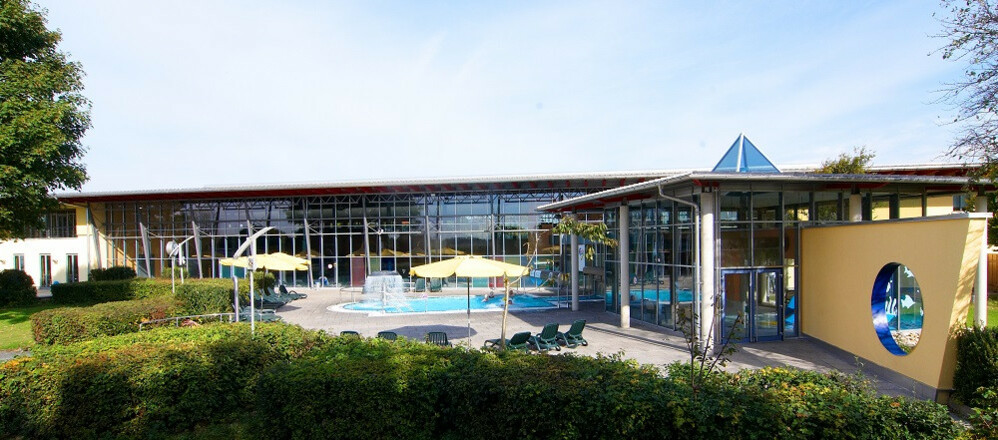 Liegewiese und Außenbecken im Freizeit-und Erlebnisbad neufun in Neufahrn