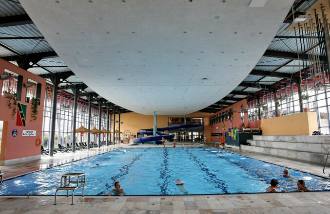 Schwimmerbecken mit Rutsche im Hintergrund im Freizeit- und Erlebnisbad neufun in Neufahrn