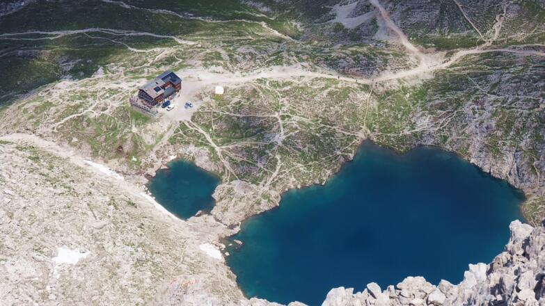 Tiefblick Laserzsee und Hütte