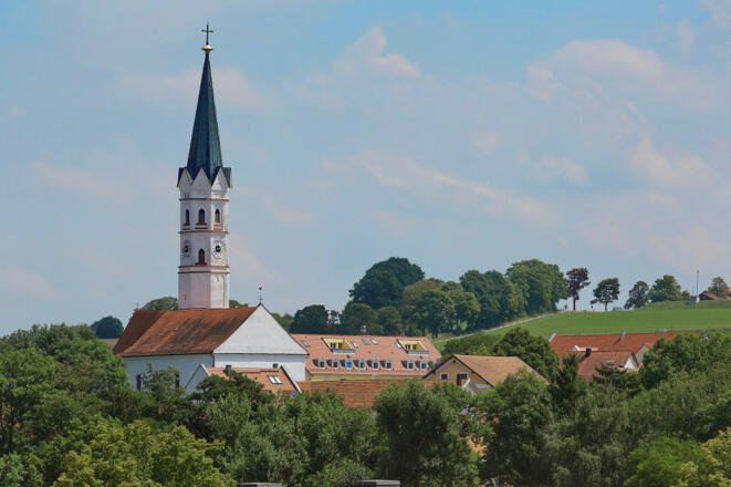 Außenansicht mit dem markanten Kirchturm der Pfarrkirche St. Johannes Evangelist in Hohenkammer