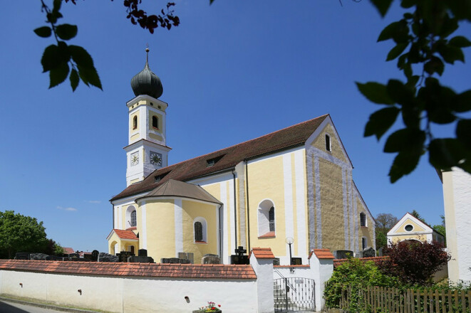 Außenansicht und Friedhof der Pfarrkirche St. Jakobus der Ältere in Hörgertshausen