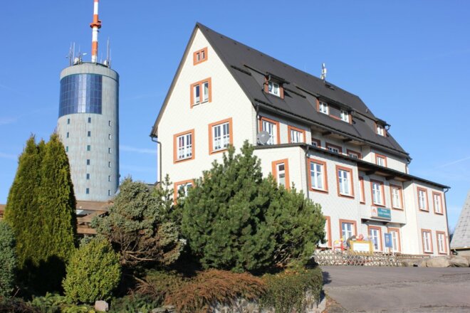 Ansicht Haus mit Inselbergturm