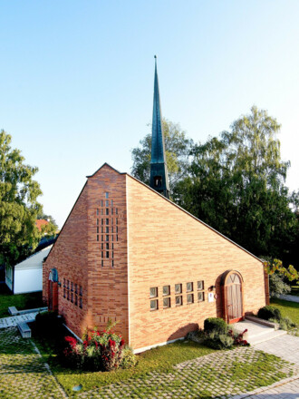 Außenansicht der backsteinernen Evang. Auferstehungkirche in Neufahrn