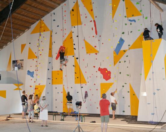 Kletterwand in der Eventhalle