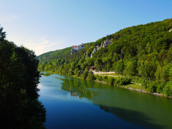 Blick von Einthal auf Kanal und Burg Prunn