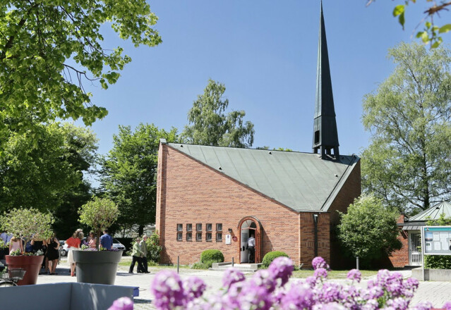 Außenansicht in Form eines Zeltes der Evang. Auferstehungskirche in Neufahrn
