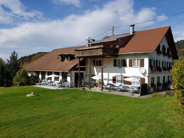 Das Gasthaus >Lochbihler in herrlicher Lage mit tollem Weitblick.