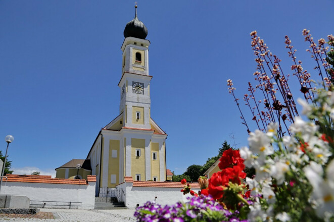 Kirchturm der Pfarrkirche St. Jakobus der Ältere in Hörgertshausen