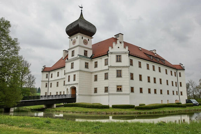 Außenansicht des Schlosses Hohenkammer mit Wassergraben