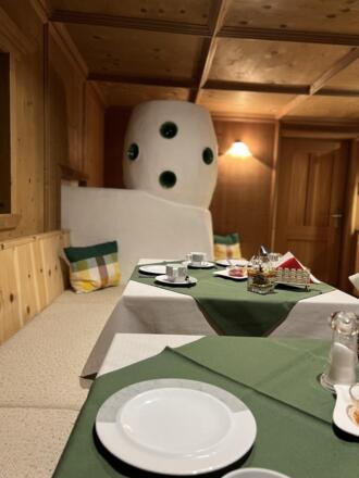 Frühstücksraum - Blick zum Kachelofen