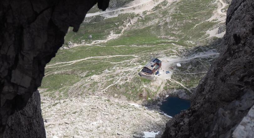 Tiefblick durchs Felsenfenster zur Karlsbader-Hütte