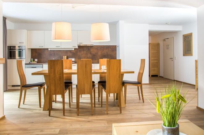 Offenes Wohn-Esszimmer mit Küche