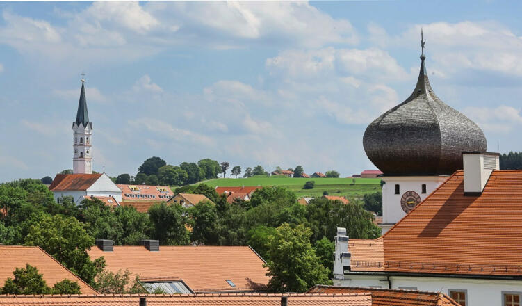 Kirchturm der Pfarrkirche St. Johannes Evangelist (links im Bild) in Hohenkammer