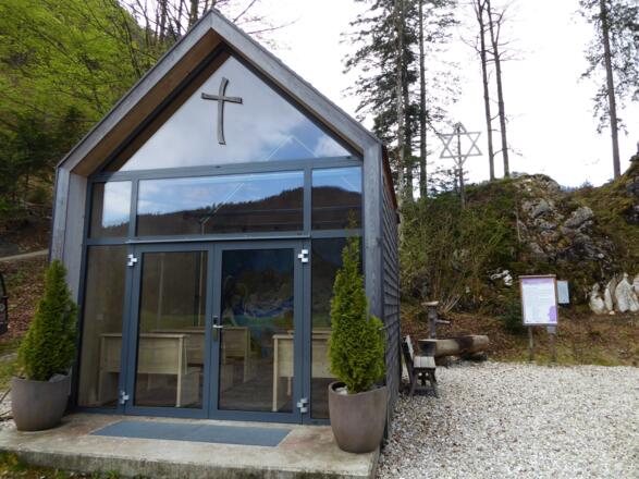 An der Joseph-Mohr-Gedächtniskapelle vorbei schließt sich der Weg.