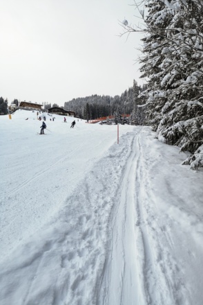 Markierte Skitouren Route am Rand der Skipiste
