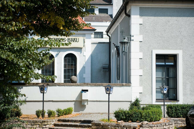 Außenansicht der Schlossbrauerei Au in Au in der Hallertau