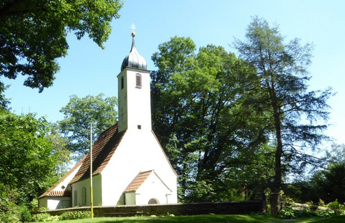 Kranzberg_Waldkirche St. Clemens_Außenansicht Eingang_web_©Gemeinde Kranzberg_Burgstaller