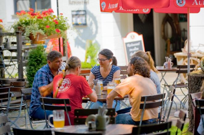 Im Biergarten der Gaststätte Schlossbräukeller