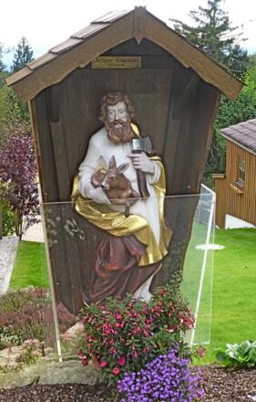 Figur des Seligen Englmar am Weg in Glashütt