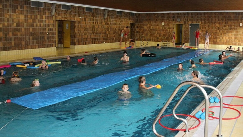 Innenraum mit Schwimmerbecken im Hallenbad Nandlstadt