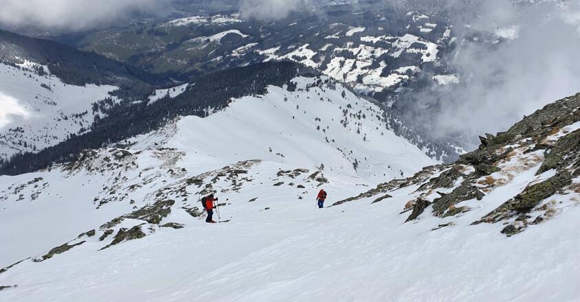 Der Gipfelaufbau ist häufig vom Wind gezeichnet  - steinig und hartgepresster Schnee.