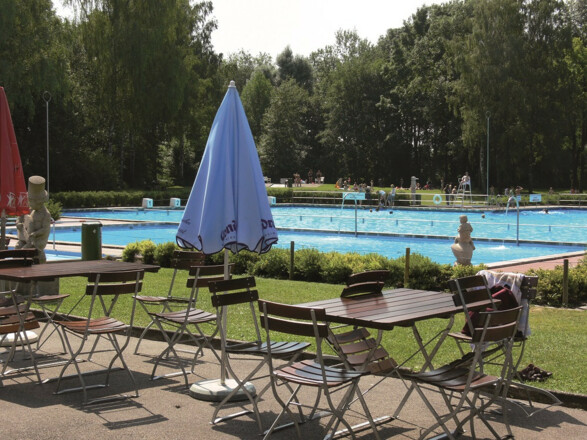 Becken und Bistrobereich im Freibad Moosburg